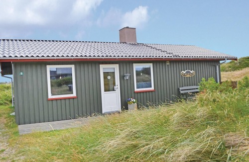 Grærup Strand House | Enjoy a relaxing holiday by the sea in this charming holiday home in the dunes.