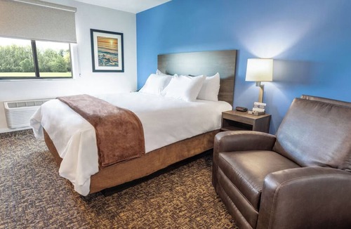 East Moline Hotel | Enjoy a Relaxing Stay Close to Scenic Trails w/Modern Amenities