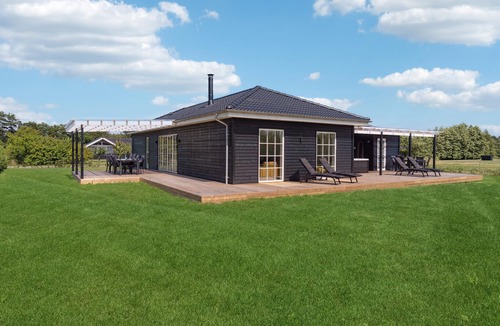 Haslevgarde House | Enjoy a relaxing vacation in this beachfront vacation home with wellness.