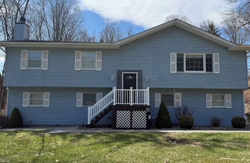 Woodbury House | Enjoy a stylish experience at this Central Valley, modern 3 bedroom home.
