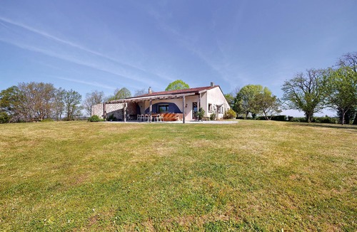 Tombeboeuf House | Enjoy a wonderful time in this child-friendly country house with pool and panoramic views.