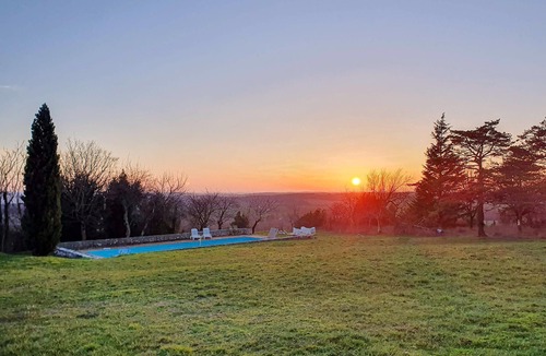 Tombeboeuf House | Enjoy a wonderful time in this child-friendly country house with pool and panoramic views.