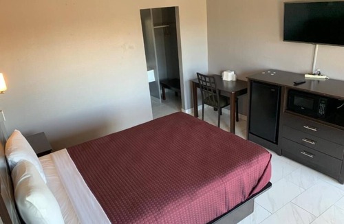 Beeville Hotel | Enjoy Affordable Comfort in a Private Room Near Beeville Dining, Free Parking