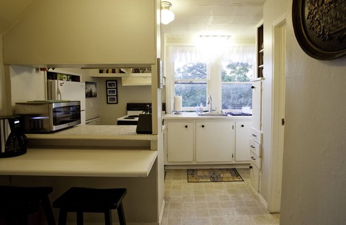 Alberta Apartment | Enjoy Alberta Arts District - Cafes, Shops & More!