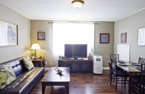 Alberta Apartment | Enjoy Alberta Arts District - Cafes, Shops & More!