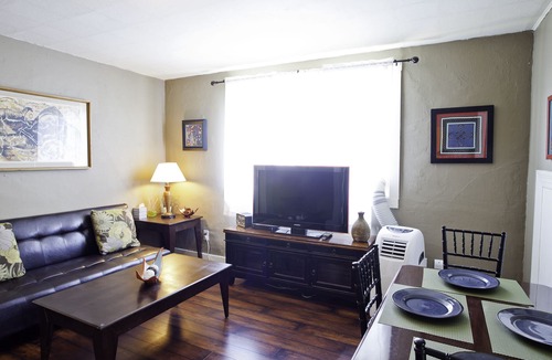 Alberta Apartment | Enjoy Alberta Arts District - Cafes, Shops & More!