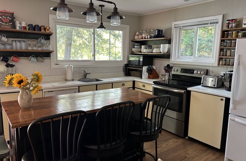 Purdy Cottage | Enjoy an escape in an all season cottage on Lake Kamaniskeg in Barry's Bay
