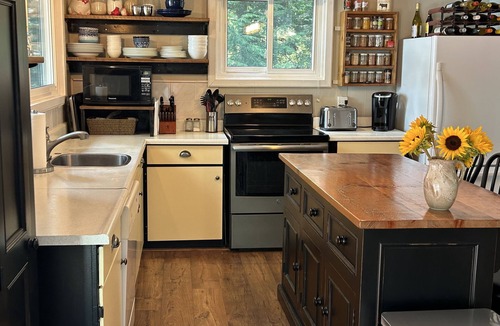 Purdy Cottage | Enjoy an escape in an all season cottage on Lake Kamaniskeg in Barry's Bay