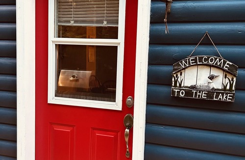 Purdy Cottage | Enjoy an escape in an all season cottage on Lake Kamaniskeg in Barry's Bay