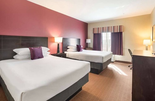 Saint Landry Hotel | Enjoy Awesome Amenities at Knights Inn Bunkie! 2 Units, Free Breakfast, Pool!