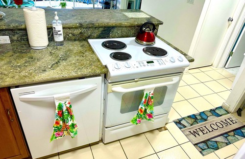 McCully - Moiliili Apartment | Enjoy Coffee and BBQ, Mins to Waikiki Beach, FREE parking