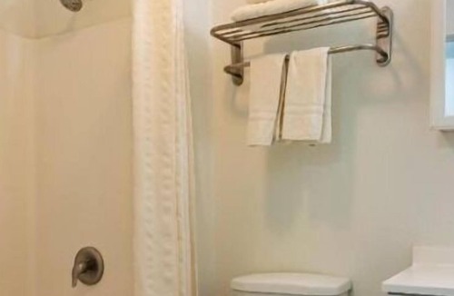 Pearsall House | Enjoy Comfort and Convenience on your Vacation! Pets Allowed, FREE Breakfast!