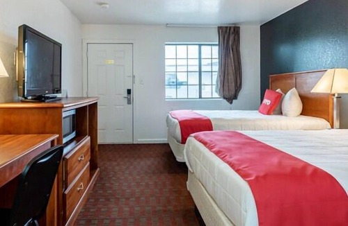 Pearsall House | Enjoy Comfort and Convenience on your Vacation! Pets Allowed, FREE Breakfast!