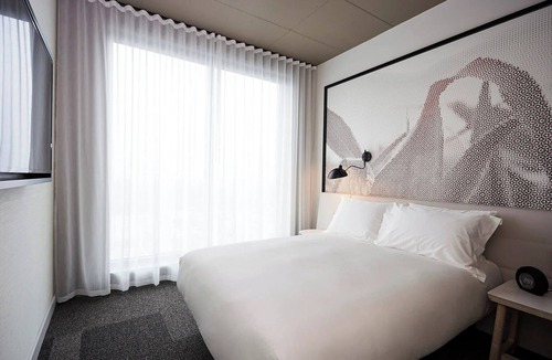 Brossard Hotel | Enjoy Comfort & Style in Spacious Room w/High Ceilings + City Views – Brossard