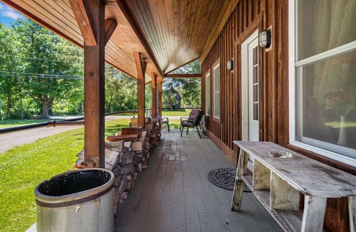 Skaneateles House | Enjoy country living at Chick’s Place!