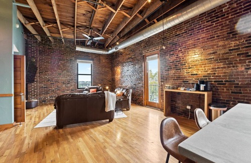 Downtown Springfield Apartment | Enjoy downtown living with the comforts of home!