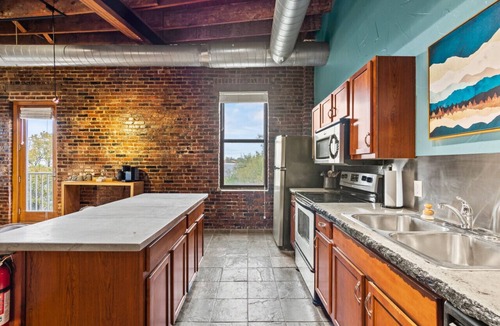 Downtown Springfield Apartment | Enjoy downtown living with the comforts of home!