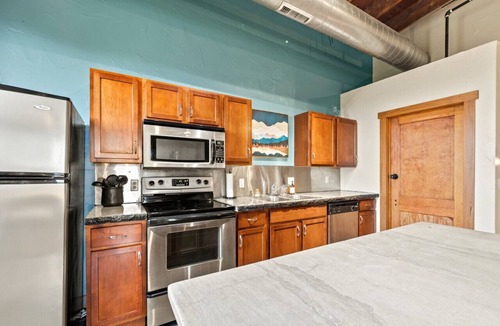 Downtown Springfield Apartment | Enjoy downtown living with the comforts of home!