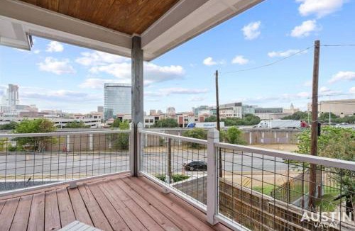 Swede Hill House | Enjoy DT Newly Renovated & Patio and Free Swim Club by Austin Vacay