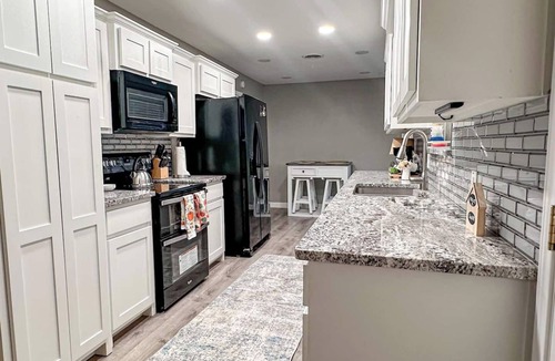 Gainesville House | Enjoy farmhouse charm in this 4-bedroom, 2-bath ranch retreat minutes from downtown Gainesville, the Frank Buck Zoo, and local parks. Sleeps up to 10 with a bright open layout, cozy country feel, and plenty of space for families or group getaways.
