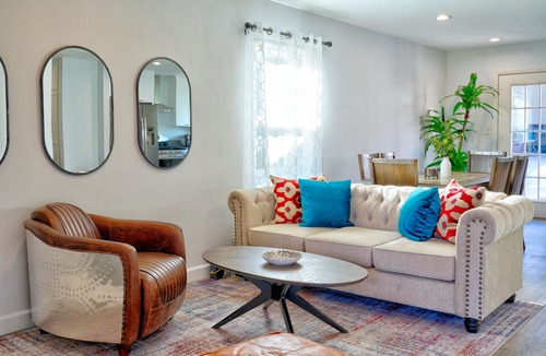 La Crescenta-Montrose House | Enjoy La Crescenta Living. Work, Play, Swim.