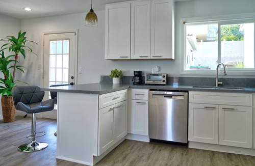 La Crescenta-Montrose House | Enjoy La Crescenta Living. Work, Play, Swim.