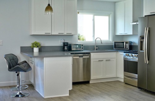 La Crescenta-Montrose House | Enjoy La Crescenta Living. Work, Play, Swim.