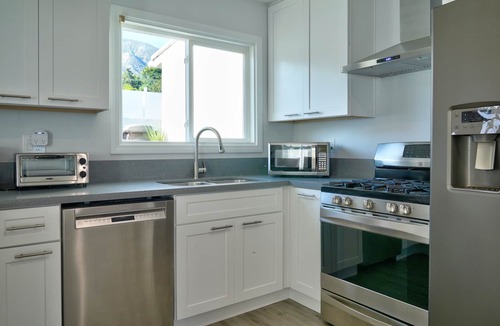 La Crescenta-Montrose House | Enjoy La Crescenta Living. Work, Play, Swim.