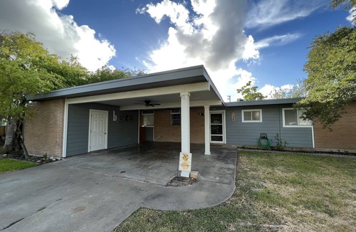 Aransas Pass House | Enjoy Mid-Century Modern at West Coast Whitney
