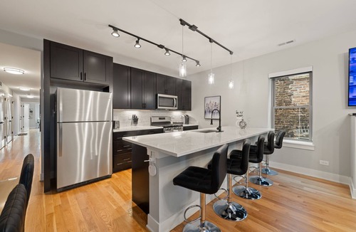 Heart of Chicago Apartment | Enjoy Modern Comfort with Parking and Balcony