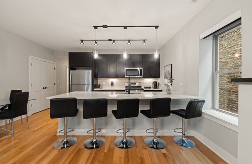 Heart of Chicago Apartment | Enjoy Modern Comfort with Parking and Balcony