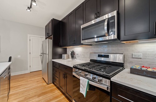 Heart of Chicago Apartment | Enjoy Modern Comfort with Parking and Balcony