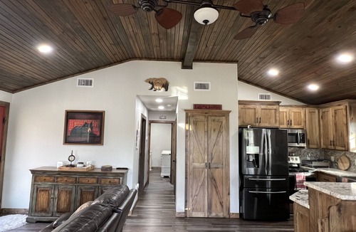 Jay Cabin | Enjoy our updated log cabin on central Grand Lake O’ The Cherokees!