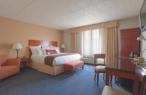 Wenatchee Hotel | Enjoy Panoramic Wenatchee Valley Views! Convenient Room, Pool, Free Parking!