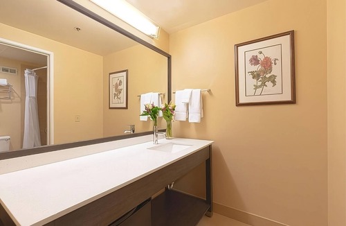 Wenatchee Hotel | Enjoy Panoramic Wenatchee Valley Views! Convenient Room, Pool, Free Parking!