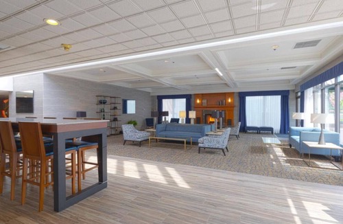 Wenatchee Hotel | Enjoy Panoramic Wenatchee Valley Views! Convenient Room, Pool, Free Parking!