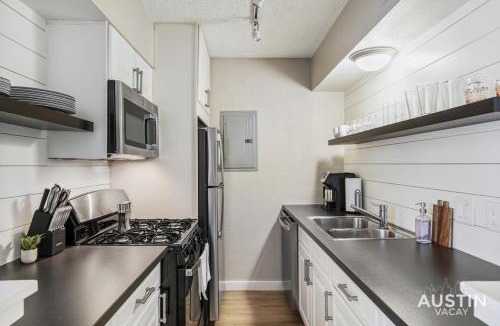 Brentwood Apartment | Enjoy Poolside TVs and Private Cabanas off N Lamar