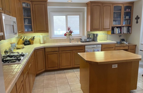 Old Towne House | Enjoy Seal Beach! Parking, Internet, Pool table and A/C! 4 Bdr sleeps 10