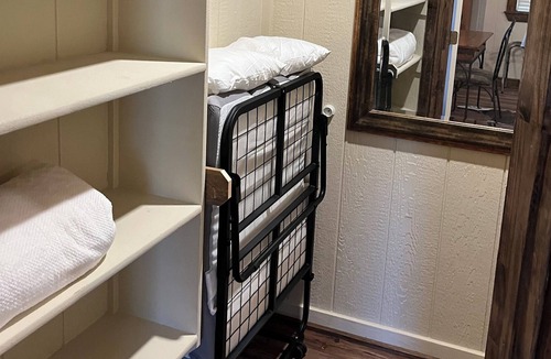 Wyldwood Cottage | Enjoy some R&R at this cozy cabin! Conveniently Located between Austin&Bastrop!