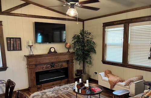 Wyldwood Cottage | Enjoy some R&R at this cozy cabin! Conveniently Located between Austin&Bastrop!