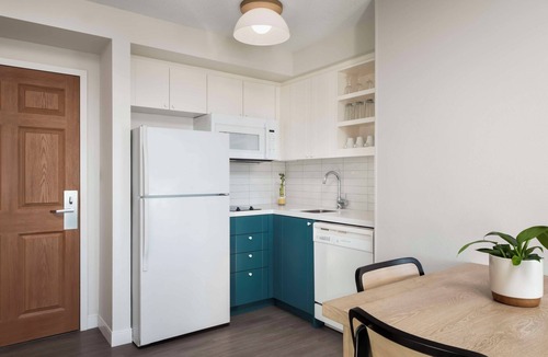 Thornhill Hotel | Enjoy Spacious Living at This Thornhill Suite w/Breakfast and Swimming Pool