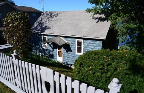 Town of Milo Cottage | Enjoy spectacular sunsets on the Keuka Wine Trail! Charming & pet friendly!