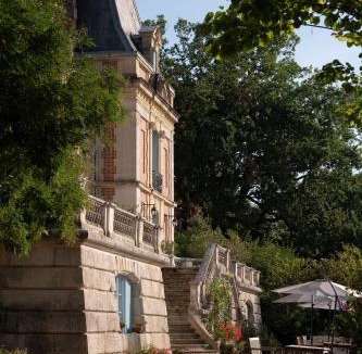 Serignac Cabin | Enjoy spring at Chateau de Monbrison, apartment for four guests
