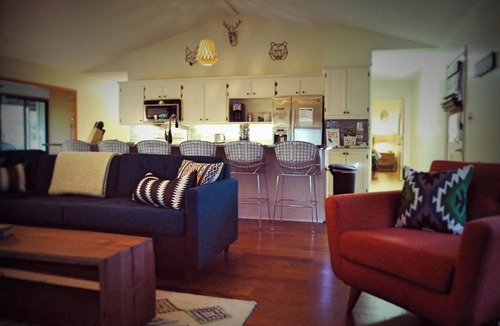 Mid America House | Enjoy summer on the huge screen deck of this waterfront cabin!