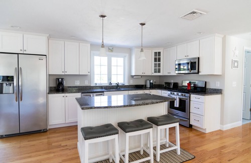 Cedar Bushes House | Enjoy the beach and all that Plymouth has to offer in luxury anytime of year!