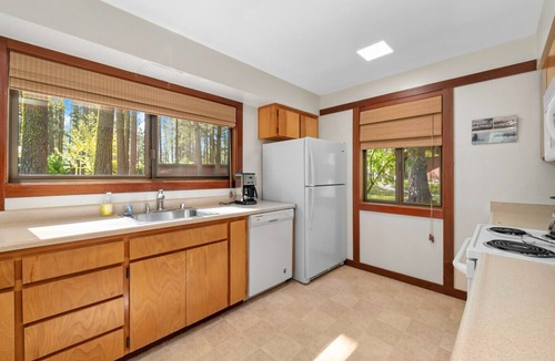 Graeagle Apartment | Enjoy the beauty of Graeagle Meadows Golf Course and from this charming mountain retreat!