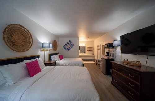 Eureka Springs Historic District Resort | Enjoy the charm of Queen Suite Number 2 at GloryDayz!
