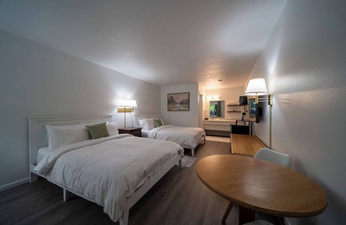 Eureka Springs Historic District Resort | Enjoy the charm of Queen Suite Number 4 at GloryDayz!