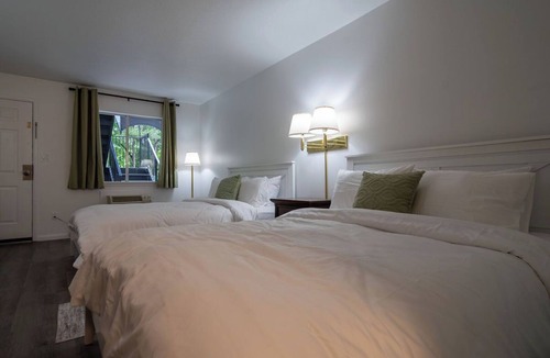 Eureka Springs Historic District Resort | Enjoy the charm of Queen Suite Number 4 at GloryDayz!