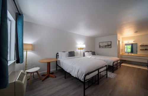 Eureka Springs Historic District Resort | Enjoy the charm of Queen Suite Number 6 at GloryDayz!